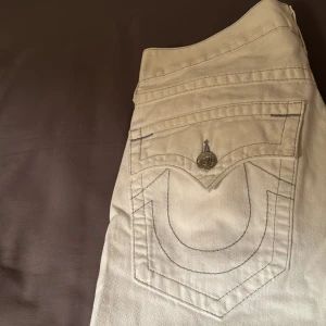 True Religion Jeans - Feta true religions, unisex. Sitter typ som levis 501. Inte baggy, inte skinny. Gamblade och beställde dessa online men för små för mig, passar någon mellan 160-175 beroende på önskad fit. Nypris 2-3k