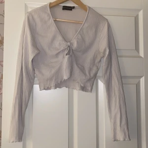 Vit topp - Är i storlek 44 men är mer som 42/M