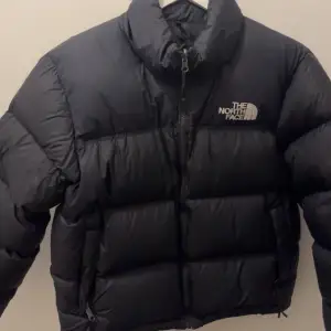 Säljer en svart pufferjacka från The North Face i mycket bra skick. Storlek L. Jackan är perfekt för kalla vinterdagar och har en dragkedja framtill. Den är långärmad och har en normal passform. Supermysig och varm, perfekt för vintern! ❄️Skriv till mig om ni har några frågor eller funderingar!❤️