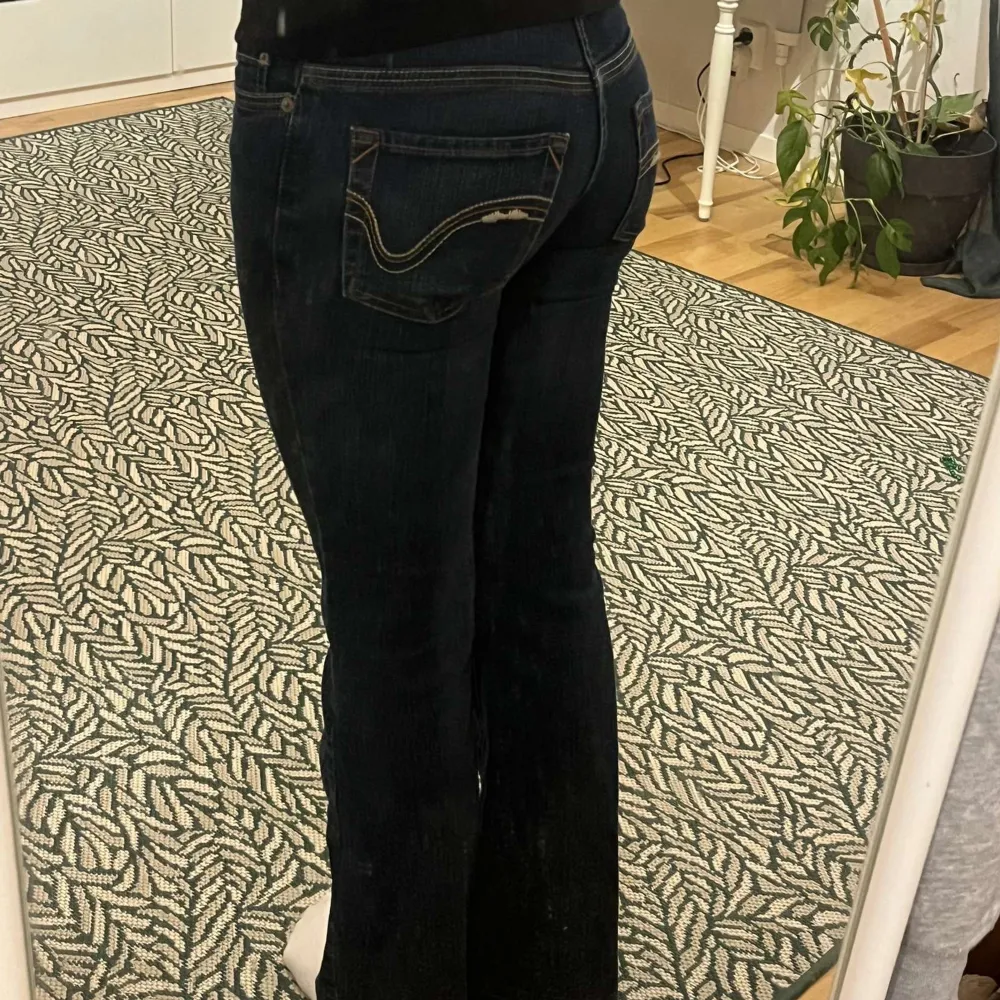 Säljer mina snygga vintage jeans som tyvärr är för små. De är mörkblå och bootcut. Skriv gärna om ni har fler frågor eller vill ha fler bilder🩷. Jeans & Byxor.