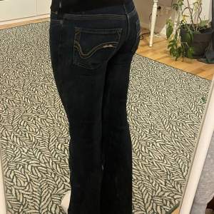 Säljer mina snygga vintage jeans som tyvärr är för små. De är mörkblå och bootcut. Skriv gärna om ni har fler frågor eller vill ha fler bilder🩷