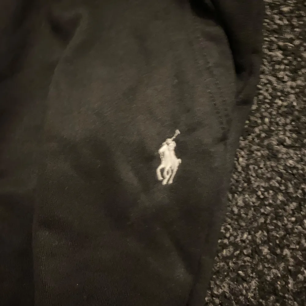 Ett par Polo Ralph Lauren byxor i storlek M aldrig använda och pris kan diskuteras och skriv om du har några frågor . Jeans & Byxor.