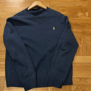 Stickad Ralph Lauren Crewneck - Tja, säljer nu denna feta stickade Ralph Lauren Crewnecken! Vill även tillägga att den är mer ljusblå/babyblå än mörklblå/navy! Cond:~8-10, Självklart äkta! Perfekt för den som vill vara stilren i vardagen eller fetaste outfiten på festen 🍾💙Kom Pm för frågor eller eventuella prisförslag! 