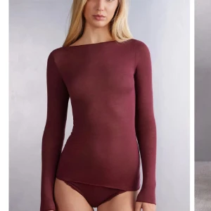 Intimismi tröja  - Jätte fin intimismi tröja inga skador skriv för egna bilder köpte för 500kr säljer den för 300kr k🥰säljer för att ha tröttnar på färgen 