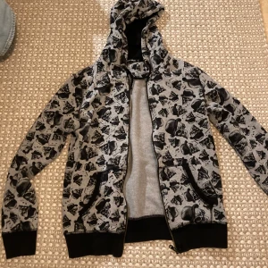 Jesse pinkman type hoodie - Chill full print hoodie me dödskallar på. Riktig Jesse Pinkman stil på denna! 🔥🔥🔥Nypris är runt tusenlappen men 250 hade varit nice att få för den ändå🙏🙏🙏🙏. Det står L men tror det är barnstorlek för den är ganska liten, skulle säga S/XS. Är 178 på bilden. Skriv vid minsta fråga o checka in profilen 😁😁😁