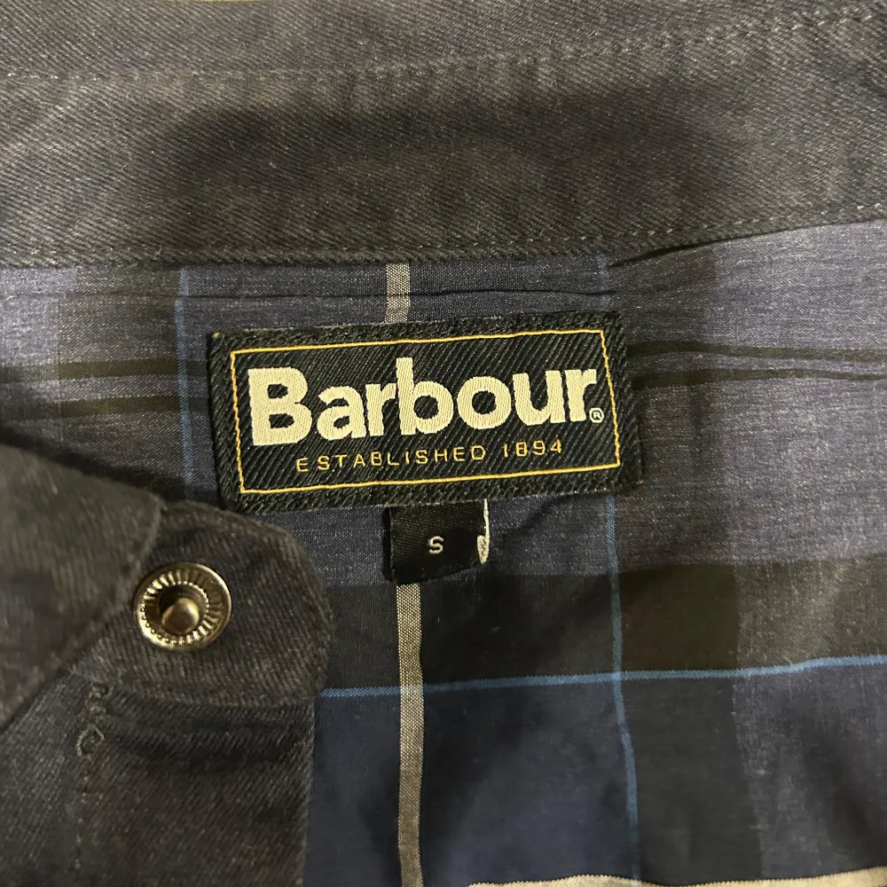 Snygg barbour overshirt i bra skick, hör av dig vid frågor osv😁. Skjortor.