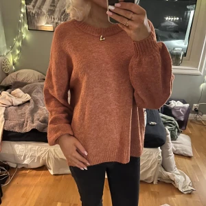 Korallfärgad stickad tröja - Väldigt fin stickad tröja från cream🥰