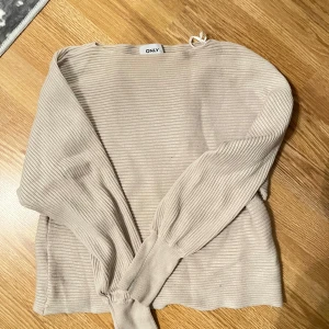 Beige ribbad tröja från ONLY - Säljer en superfin beige ribbad tröja från ONLY. Den har långa ärmar och en skön passform som passar perfekt till både vardag och fest. Tröjan är i bra skick och är ett måste i garderoben för höst och vår. Perfekt att matcha med jeans eller kjol! Storlek M men är liten i storleken så passar även S och Xs
