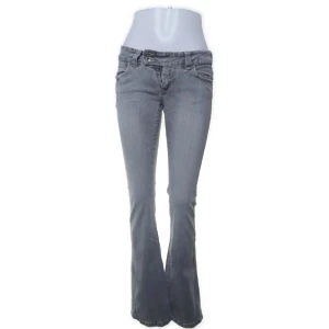 Grå bootcut jeans - Snygga grå bootcut jeans i bra skick. De har en klassisk femficksdesign och är perfekta för både vardag och fest. Jeansen har en lågmidjad passform och är tillverkade i ett bekvämt denimtyg. Midjemått: 37 innerbenslängd: 81
