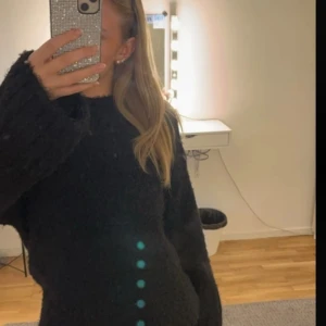 Bouncle stickad tröja från H&M - Säljer en supermysig svart tröja från H&M i storlek XS. Bilderna är lånade av förra ägaren men den är helt oanvänd!!Den är i mycket bra skick och passar perfekt till både vardag och mysiga hemmakvällar. 🖤oanvänd ny
