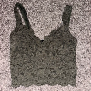 Grön spetslinne - Grönt spets linne från New Yorker. I bra skick och mycket billig.