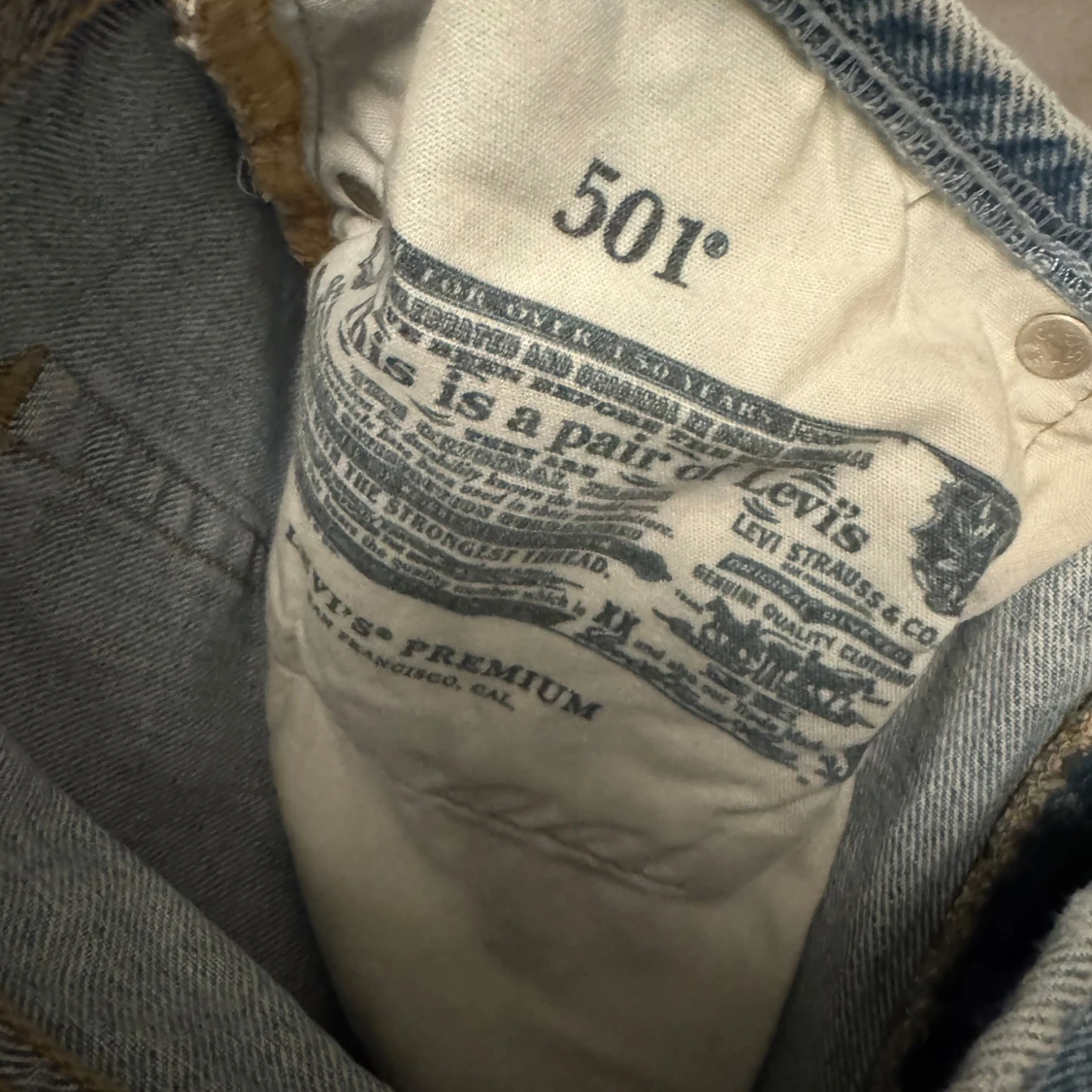 Levis 501 jeans med slitningar - 26