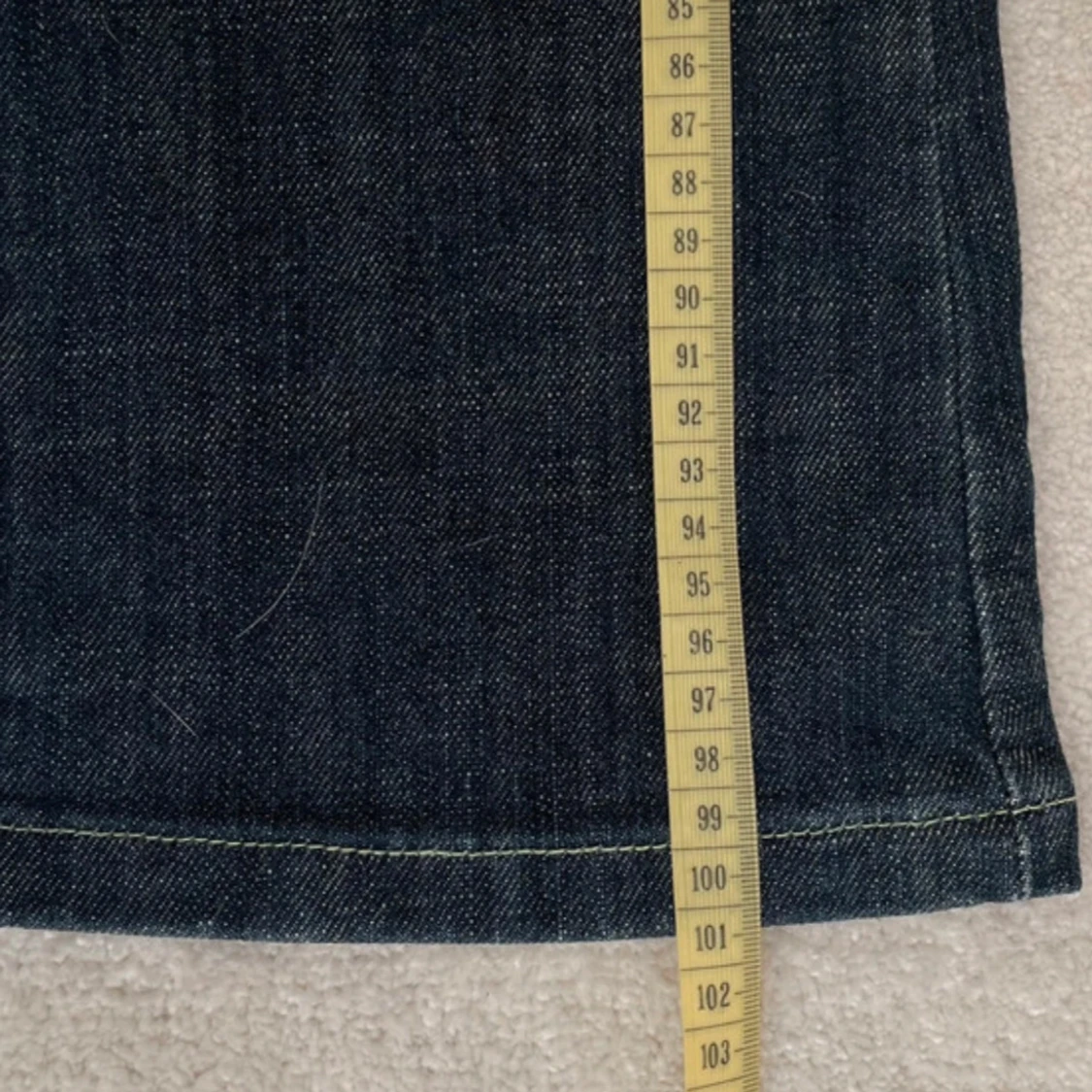 Mörkblå jeans med broderade bakfickor - 92