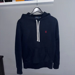 Ralph Lauren hoodie mörkblå - Säljer en snygg mörkblå hoodie från Ralph Lauren i storlek XS. Den är i super fint skick nypris 2,1 mitt pris 789