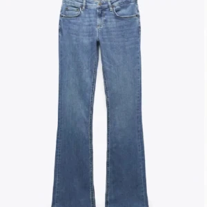 Lågmidjade jeans från Zara! - Säljer dessa superfina lågmidjade jeans från Zara! De är i stl 32, väldigt skönt och stretchigt material. Lite slitningar längst ner på benet men inget som man tänker på, annars är de i jättebra skick! Hör av er vid frågor och fler  bilder🥰
