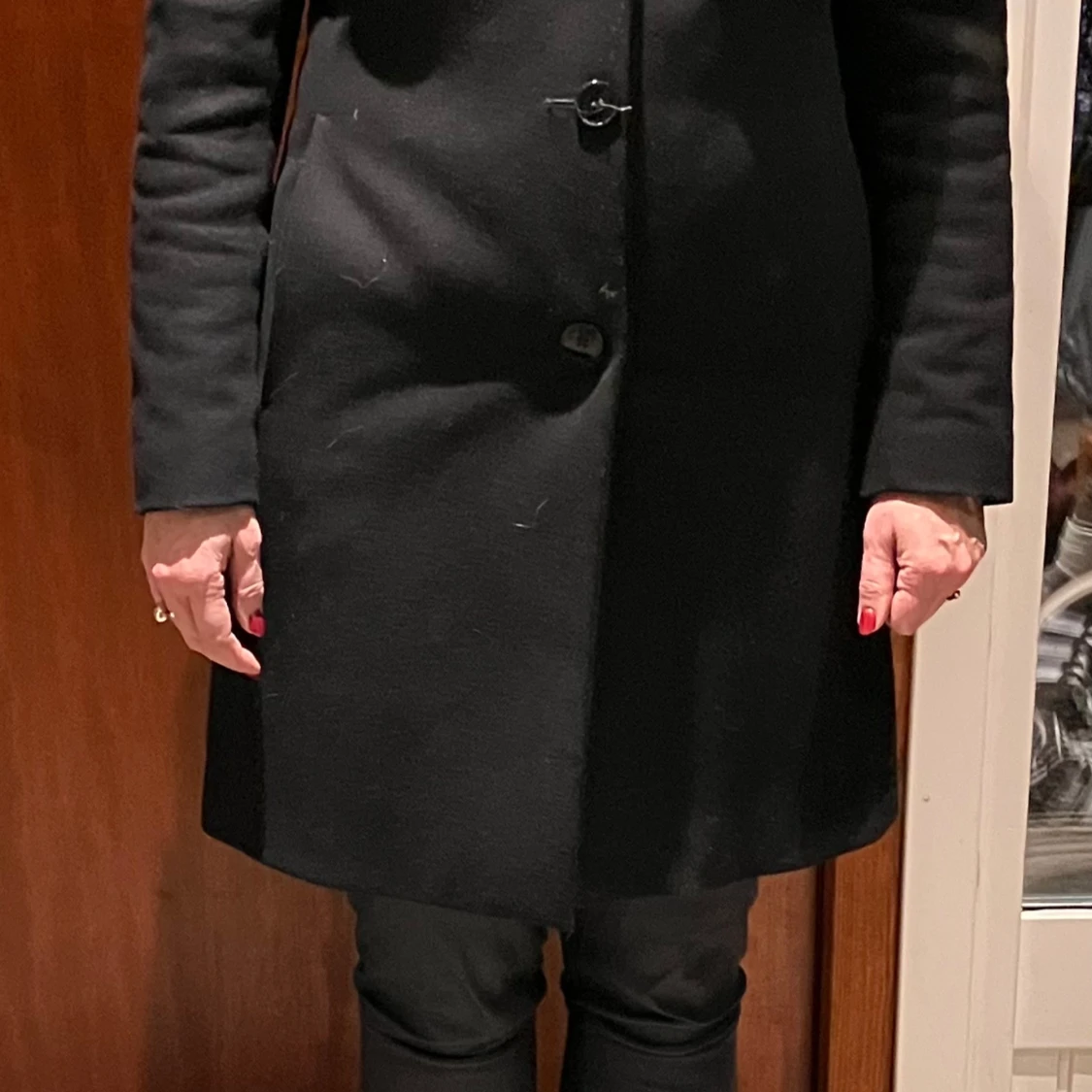 Svart kappa med knappar - 90