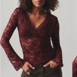 Vinröd spetsblus från GinaTricot - Säljer en elegant vinröd spetsblus från Gina. Blusen har ett vackert blommönster och är långärmad med en v-ringad design. Perfekt för höst och vinter, och kan stylas både till vardags och fest. Den är i mycket bra skick och ger en romantisk touch till din outfit. Storlek M men passra mig som är Xs/S. Använd 1 gång