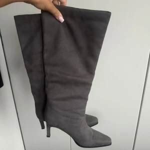 Grå suede boots med klack - Så fina och trendiga boots med klack i suede material, de är endast använda en gång så som nya i princip. Perfekta till hösten.🩶🍂
