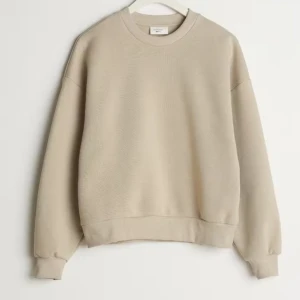 Beige sweatshirt från Gina Tricot - Säljer en supermjuk och stilren beige sweatshirt från Gina Tricot, perfekt för vardagsbruk. Tröjan har en rund hals med ribbade muddar. Passar perfekt till både jeans och mysbyxor. Ett måste i garderoben! 💫 Tröjan är I nyskick, bara provat eller använd en gång.