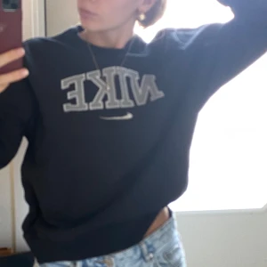 Svart sweatshirt från Nike - Säljer en svart Nike sweatshirt i storlek M. Den är jätteskön och lite oversized. Inga defekter