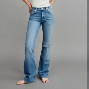 Säljer ett par snygga blå bootcut jeans i bra skick. De har en klassisk femficksdesign och en bekväm passform. Perfekta för både vardag och fest! 🦋skriv för egna bilder