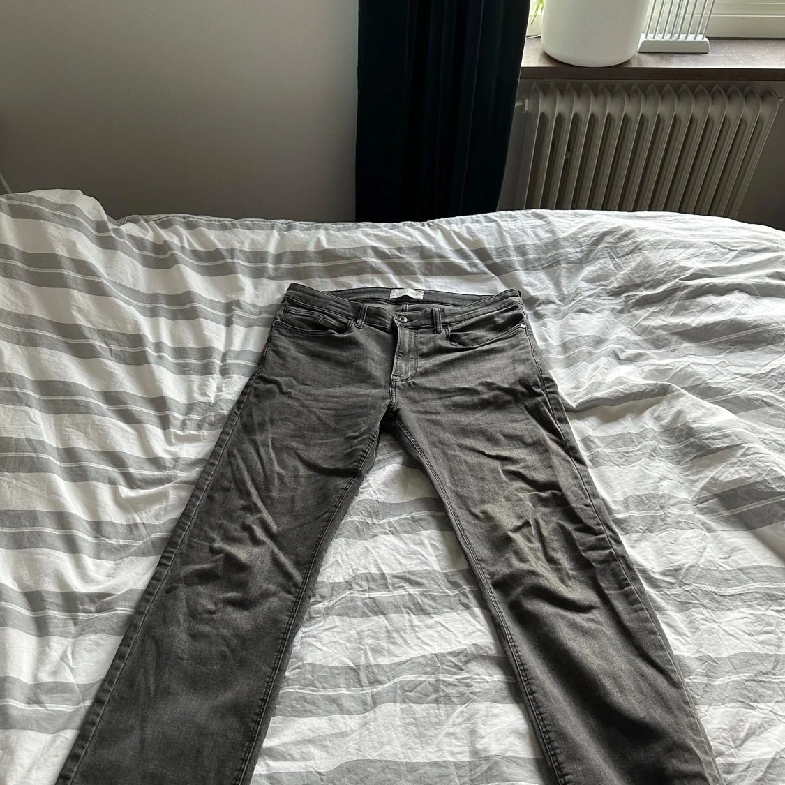 Grå jeans