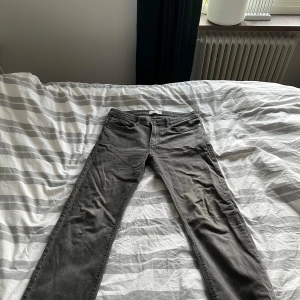 Grå jeans - Säljer ett par grå jeans i bra skick. De har en klassisk femficksdesign och är perfekta för vardagsbruk. Passformen är straight och de har en snygg, neutral färg som passar till det mesta. Perfekta för både höst och vår!