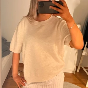 Kortärmad stickadtröja - Kortärmad beige tjocktröja från HM. Storlek L, men passar mig med S! Jätte skön! Dock lite nopprig, därav pris!🩷🩷