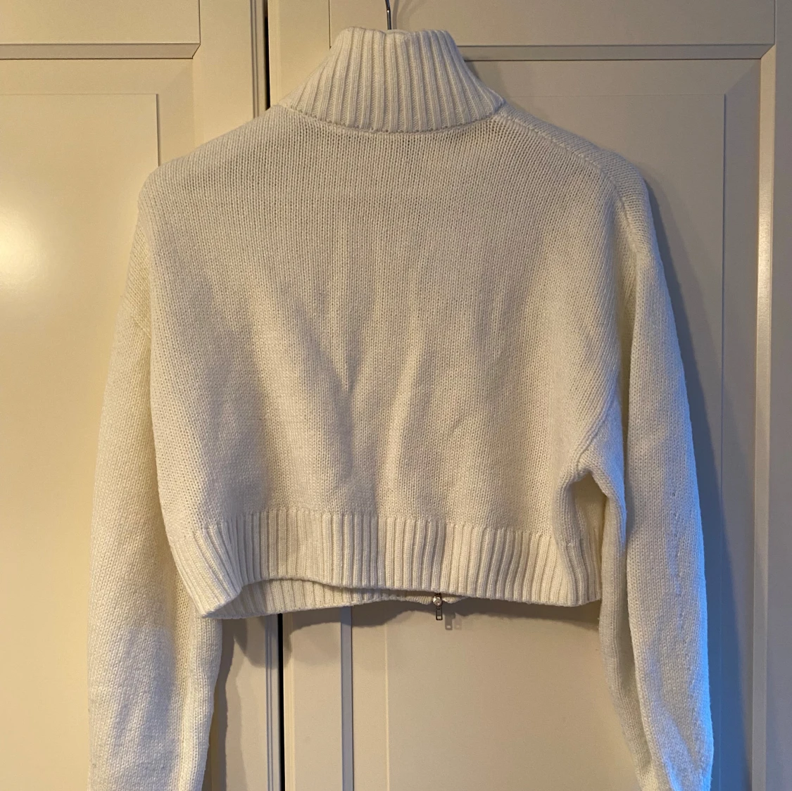 Vit stickad kofta med dragkedja - 90