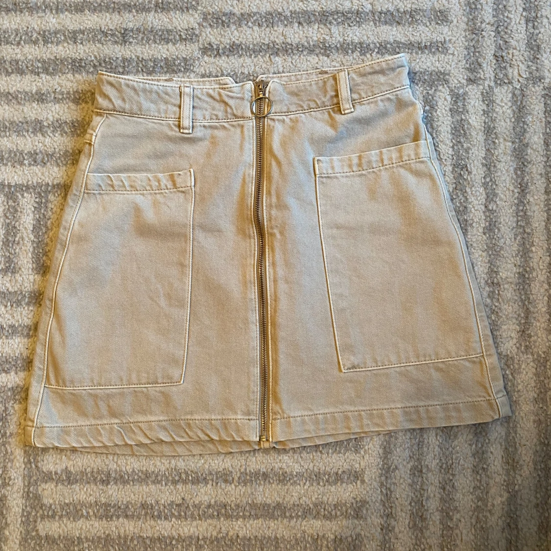 Beige kjol med dragkedja