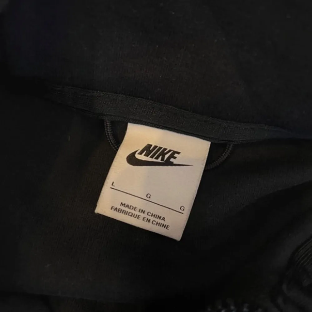 Säljer en snygg grå och svart hoodie från Nike i storlek L. Den har en dragkedja framtill och en huva för extra komfort. Perfekt för höst och vår, med en stilren design och Nike-logga på bröstet. Passar både till träning och vardagsbruk. Den har även en dubbel dragkedja. Pris kan såklart diskuteras.. Hoodies.