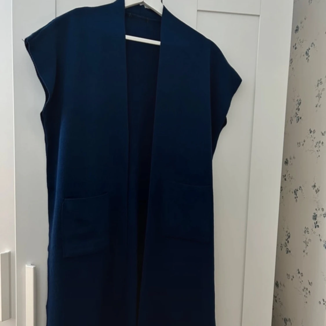 Mörkblå ärmlös väst