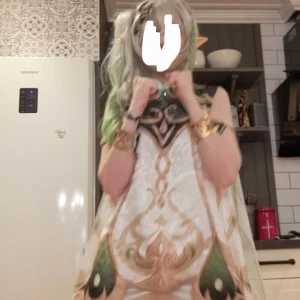 Nahida cosplay - Säljer min nahida cosplay! Den är använd bara en gång, peruken är stylad, allt följer med! Inklusive öronen:) köpt för 600kr på aliexpress 