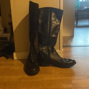 Svarta stövlar från Vagabond - Säljer ett par svarta stövlar från Vagabond i skinn. De är i bra skick och perfekta för höst och vinter. Stövlarna har en klassisk design med dragkedja på insidan för enkel på- och avtagning. Passar både till vardags och lite finare tillfällen.