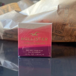 Hollister Canyon Escape Eau de Parfum - Säljer en fräsch och härlig parfym från Hollister, Canyon Escape, för henne. Flaskan är 30 ml och kommer i en snygg förpackning med gradient i rosa och lila toner. Perfekt för att ge en känsla av äventyr och frihet. Passar både till vardags och speciella tillfällen. 🌸 Nypris:300kr(lindex,hm)