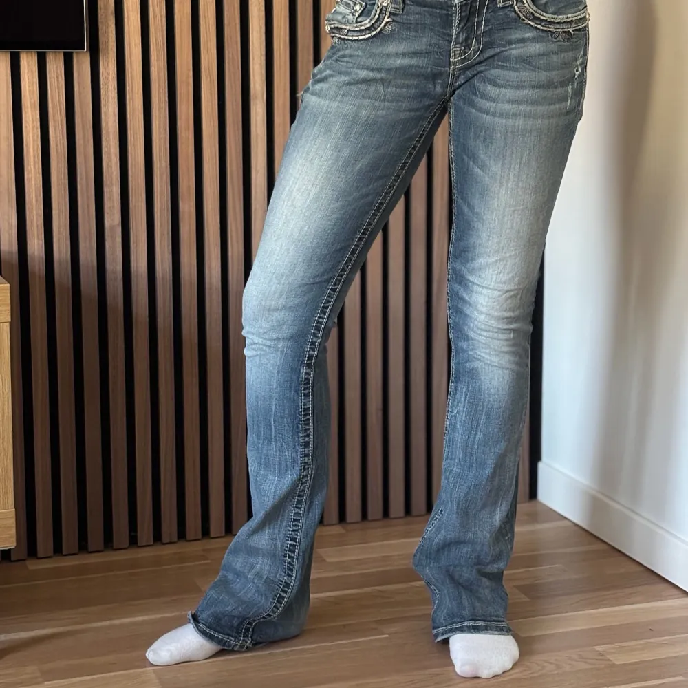 Lågmidjade bootcut jeans från miss me. Snygg design. Bra skick, se bild. Mått: Innerbenslängd: 84cm   Midjemått rakt över: 34,5cm Modellen är 166cm lång. Fler bilder finns. Skriv gärna ifall du har några frågor! 💗obs nit saknas se bild. Jeans & Byxor.