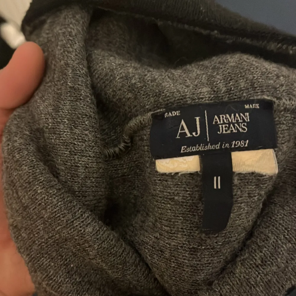 Snygg svart mössa från Armani Jeans med AJ-logga framtill. Perfekt för att hålla sig varm och stilren under kyliga dagar. Passar både till vardags och mer uppklädda tillfällen.. Accessoarer.