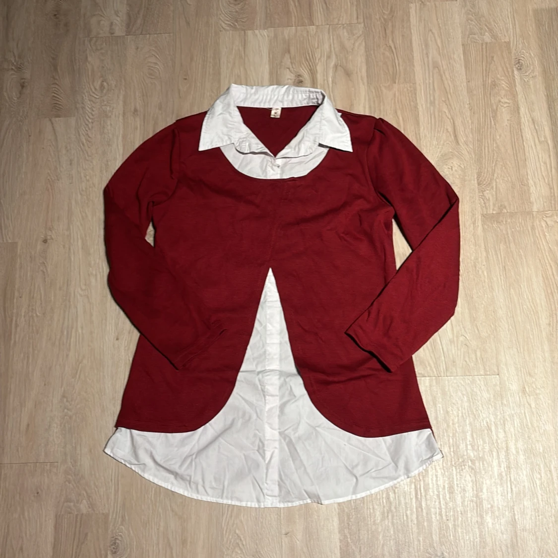 Röd långärmad tröja med vit skjortdetalj