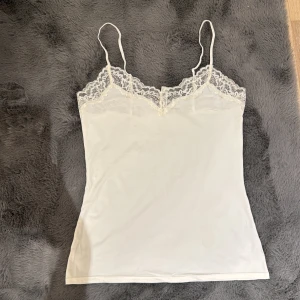 Spets linne  - Supersöt, och är i sammets material. Jättemjukt och skönt material och köpt från Lindex. Stl S men passar XS🤍🤍🤍