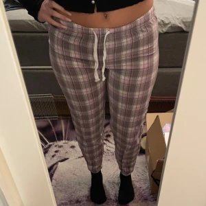 Pyjamasbyxor - Säljer dessa superbekväma pyjamasbyxor då dem inte kommer till användning länge. Dem är i bra skick då den endast använts ett fåtal gånger. Köparen står för frakten💖