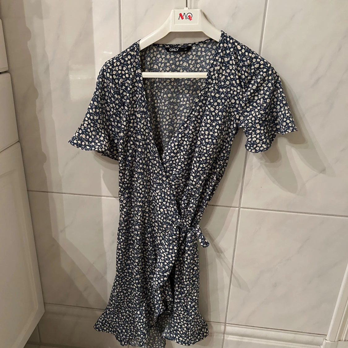 Blommig omlottklänning från ONLY - 90