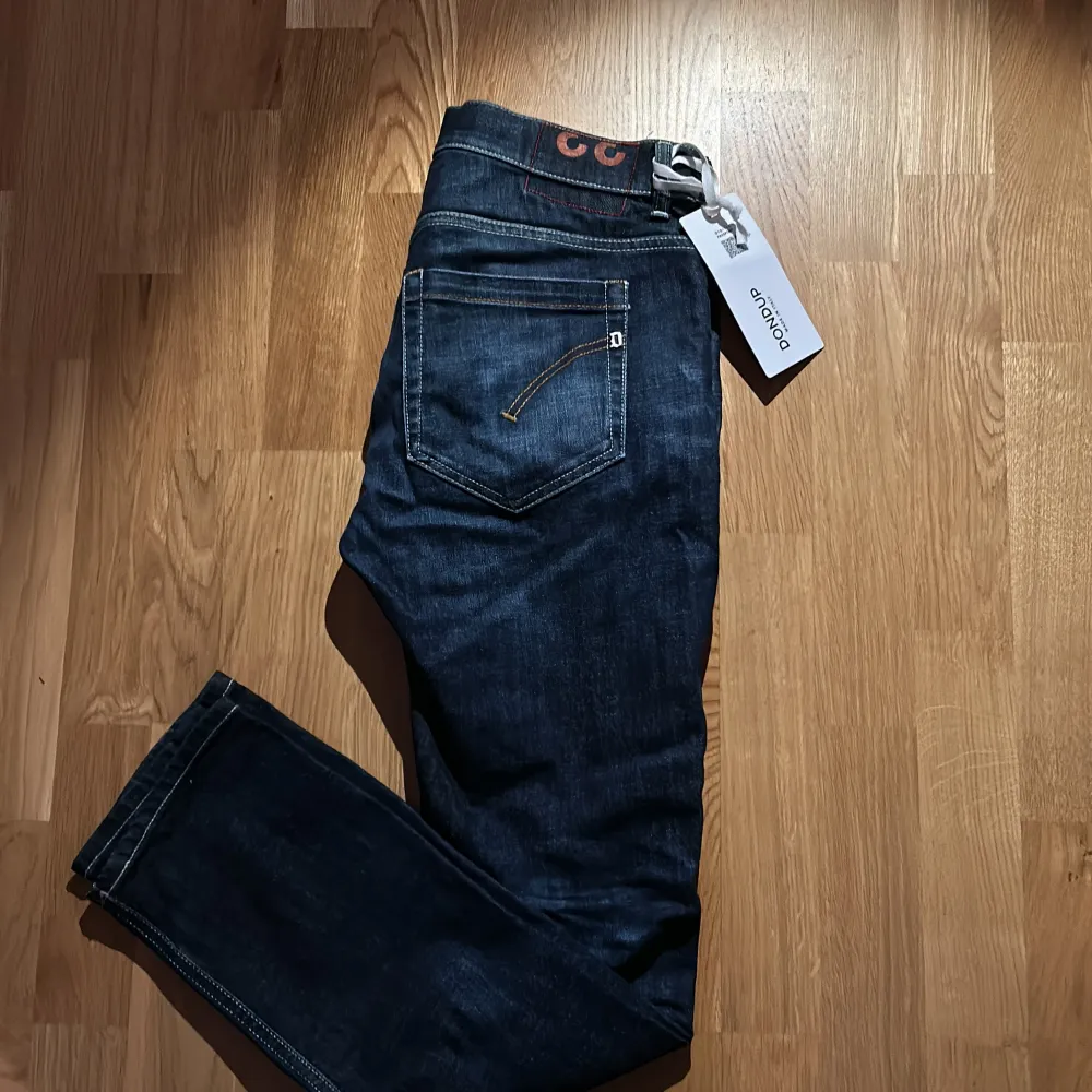 Säljer ett par helt nya Dondup jeans i modellen george. Marinblåa skinny fit jeans i storlek 33 köpta på farfetch (Nypris 3500) jeansen är aldrig använda skick 10/10 Skriv privat för fler frågor eller funderingar.. Jeans & Byxor.