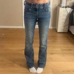 Blå jeans med bootcut - Säljer ett par snygga blå jeans i bootcut-stil från H&M. Mycket fint skick!!