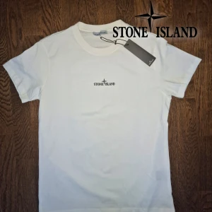 Oanvänd Vit Stone Island T-Shirt - Tänkte kolla om det finns intresse för denna Stone Island T-shirt som är helt oanvänd. Stone zisland T-shirtar på nätet går för runt 2000. Men säljer denna för 949:-