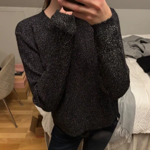 Svart glittrig tröja från Ivyrevel - Säljer en snygg svart glittrig tröja från Ivyrevel. Använd fåtal gånger så i fint skick, den sticks ej men tyvärr kommer den ej till användning.💞