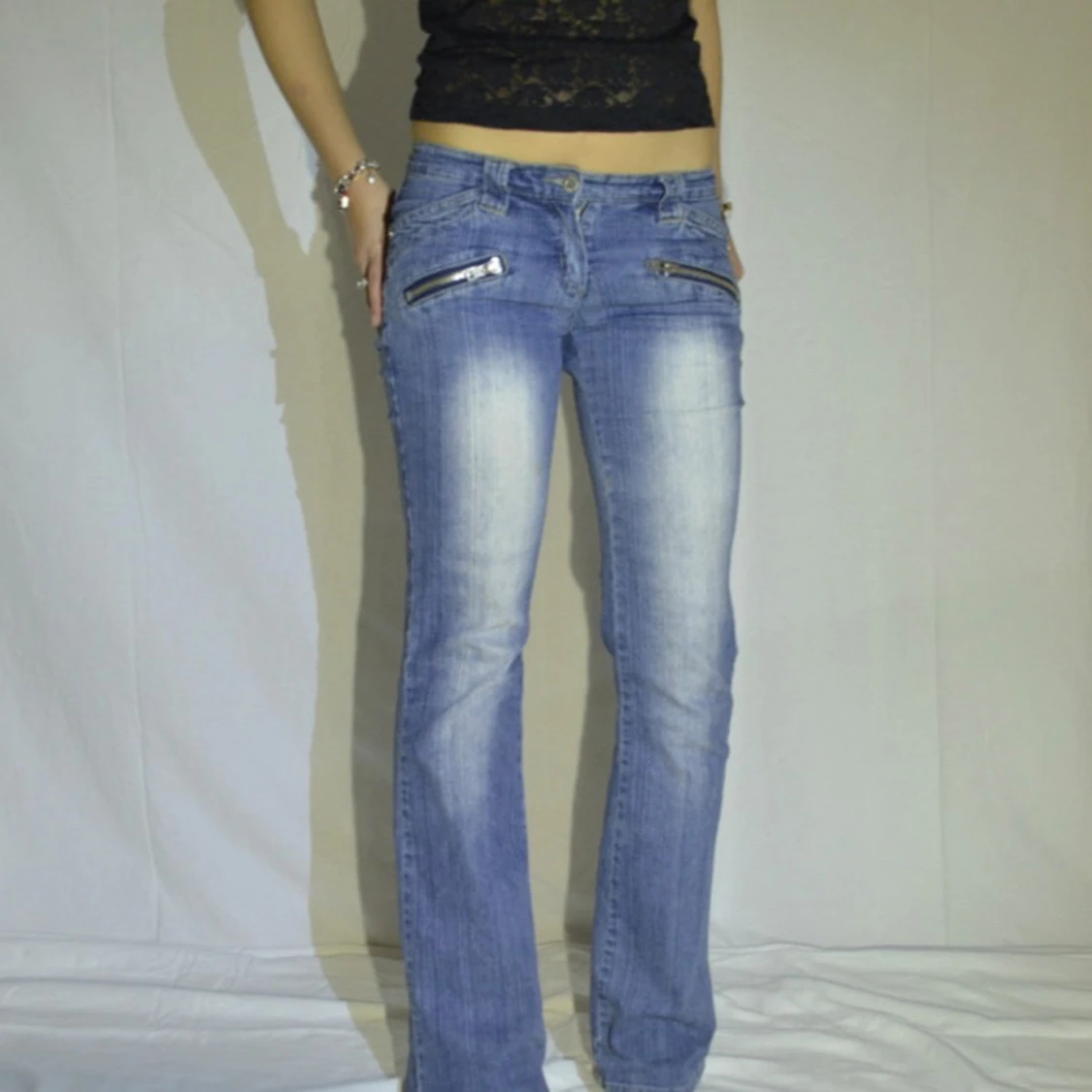 Blå bootcut jeans med dragkedjedetaljer