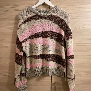 Randig stickad tröja från BikBok - Säljer en supermysig stickad tröja från BikBok i storlek S. 💗