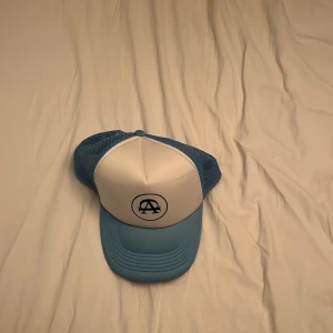 All cap one keps - All cap one keps som är väldigt snygg till sommaren. Kepsen är i nyskick och inga tecken på användning. Kepsen är i storlek onesize!