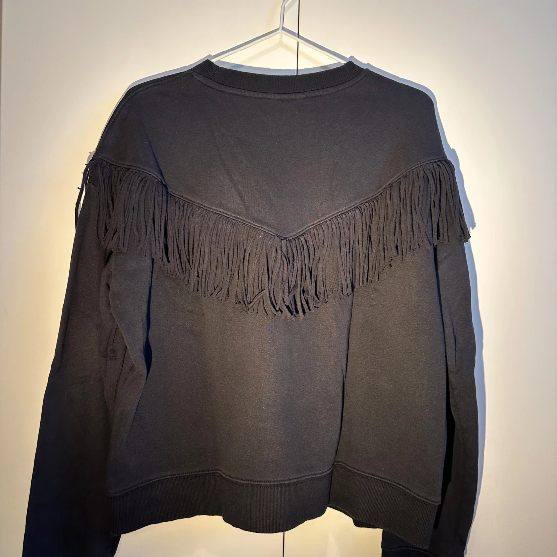 Svart tröja med fransdetaljer - 90