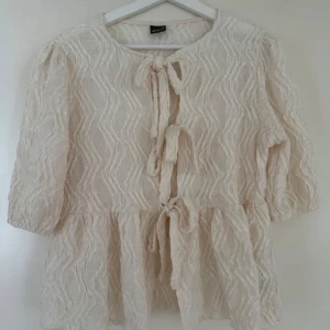 Gina tricot blus med rosetter - Använd 1 gång, nyskick. Skriv vid intresse så löser jag ”köp nu” om det önskas